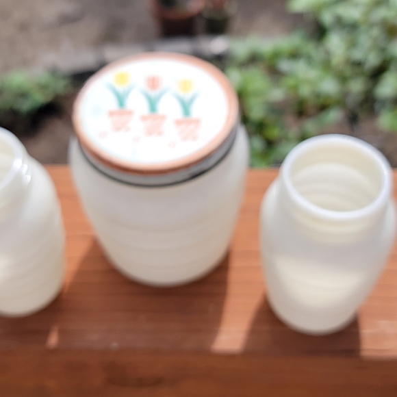 Vintage Ivory Fire King Range shakers & Grease jar w/tulip lid - Picture 2 of 8